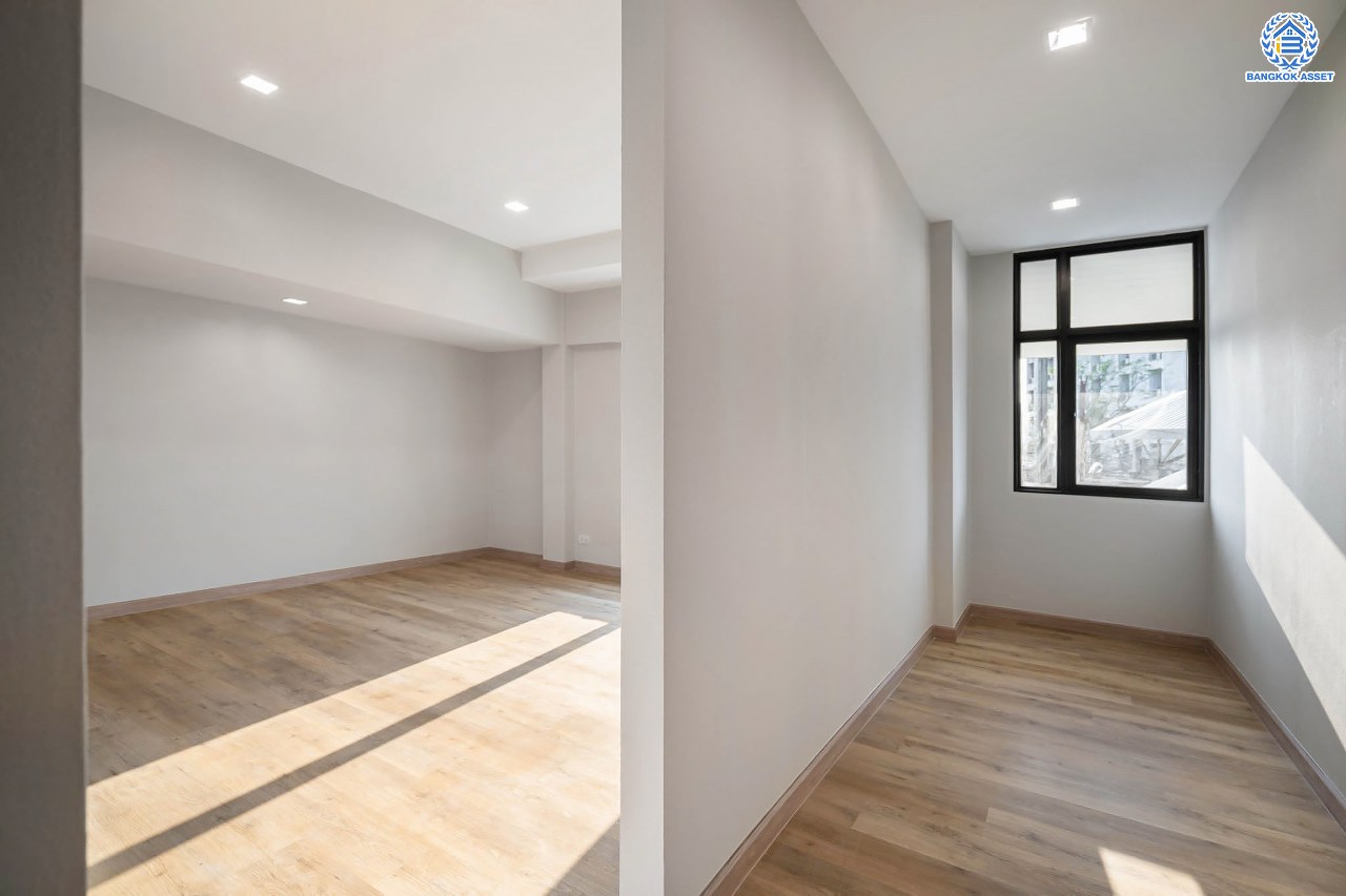 บ้านมือสองตกแต่งใหม่ ดีไซน์สวย โครงการ ลาดพร้าว130 ลาดพร้าว หลังใหญ่ถึง 154 ตร.ว. ฟังก์ชัน 4 ห้องนอน 5 ห้องน้ำ 1 ห้องแม่บ้าน จอดรถได้ 2 คัน พื้นที่ใช้สอยกว่า 589 ตร.ม. รองรับทุกกิจกรรม บนทำเลเชื่อมต่อหลายเส้นทาง อาทิ ถนนรัชดาภิเษก, ถนนเสรีไทย, ถนนรามคำแหง ใกล้จุดขึ้นทางด่วน "ฉลองรัช" ใกล้รถไฟฟ้าสายสีเหลือง "สถานีลาดพร้าว101" และรถไฟฟ้าสายสีส้ม "หัวหมาก"